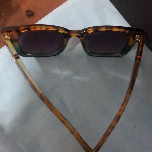 Host pic 🔥🔥🔥🔥Trendy animal print sunnies , square Lens - hip glasses - Picture 6 of 7